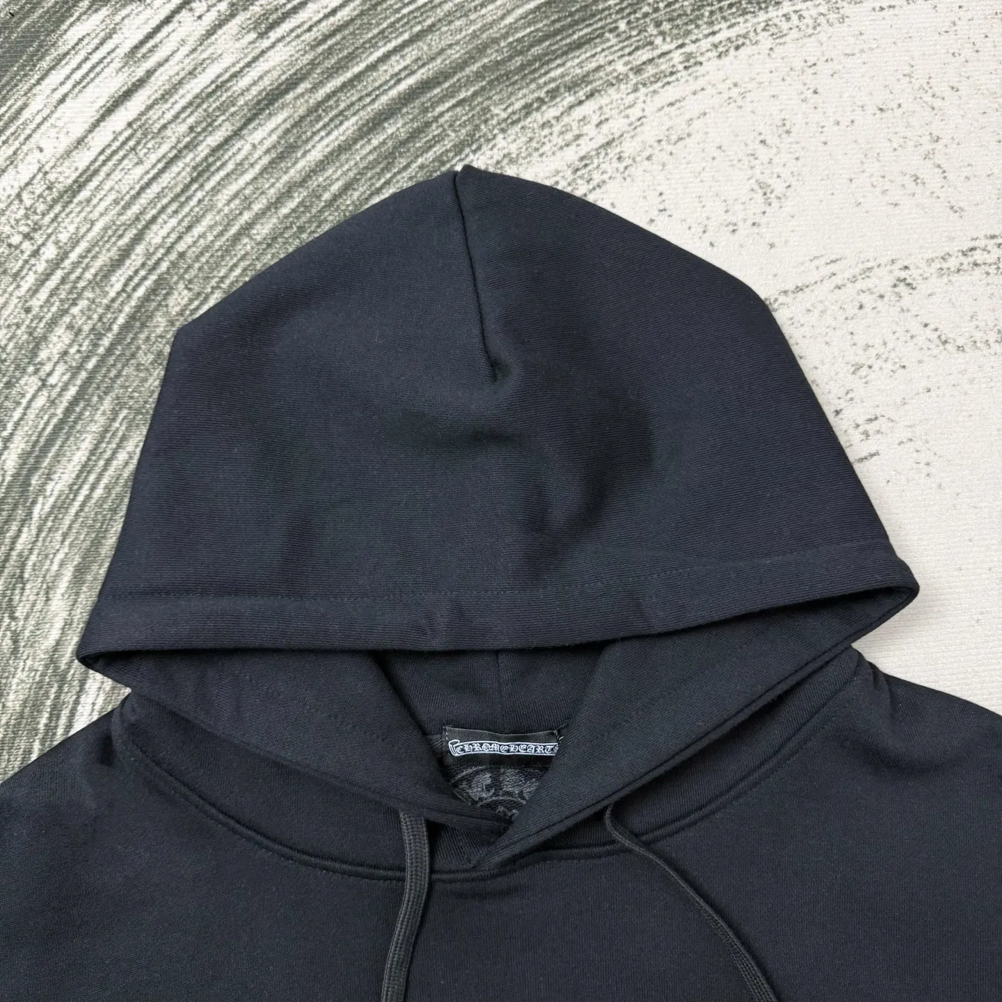 P260 Chrome Hearts Miami Limited Horseshoe Hooded Sweatshirt, the same model as ChromeHearts counters. Made of 430g double-ply double-yarn pure cotton terry fabric. Original customization. Details are restored in place. Very textured on the handle. Three-dimensional and atmospheric. Versatile and easy to wear in autumn. Simple and elegant. Adopting os version. The upper body effect is very good. Suitable for all body types. Soft and comfortable. CH letter offset printing on the front and horseshoe Sanskrit offset printing on the back. Small markings on the hem. Resistant to machine washability. Does not fade. No deformation, complete accessories, original mold opening, perfect restoration of zp 2:1, same style for men and women, versatile and not picky, size s m l xl color black